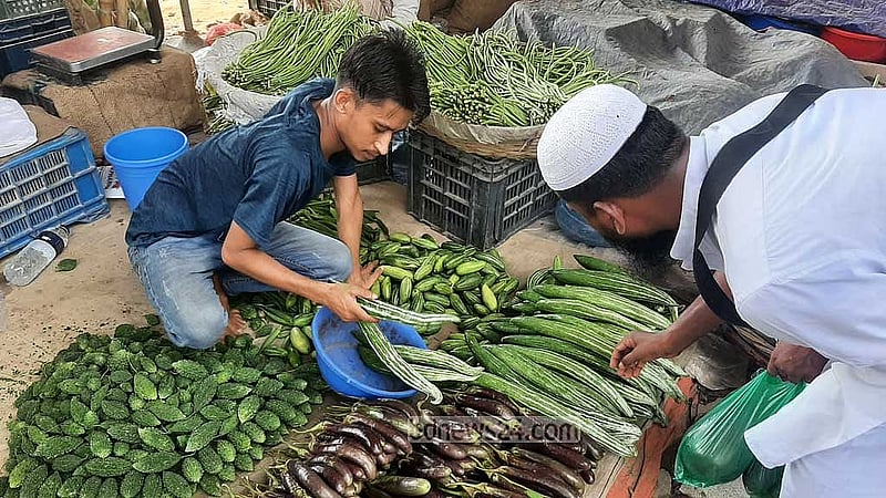 মহাখালী কাঁচা বাজারে সব সবজির দাম আগের সপ্তাহের চেয়ে বেশি ছিল। মো. ফয়েজের দোকান।