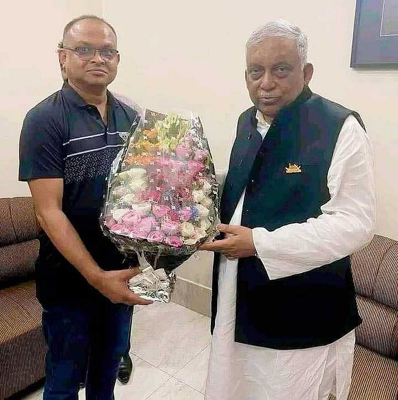 সাবেক স্বরাষ্ট্রমন্ত্রীর সঙ্গে স্বেচ্ছাসেবক লীগ নেতা গোলাম রব্বানী।
