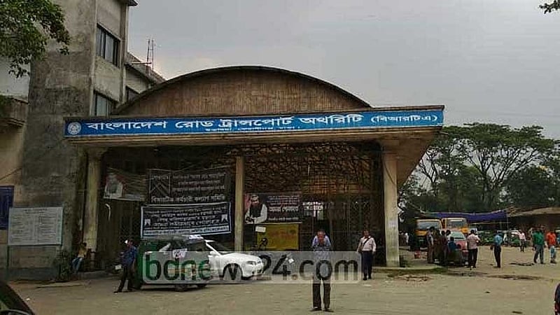 বাংলাদেশ সড়ক পরিবহন নিয়ন্ত্রক কর্তৃপক্ষ বিআরটিএ ২০২১ সালে ব্যাটারিচালিত রিকশা নিয়ে নীতিমালা করার উদ্যোগ নিলেও সেটি আটকে আছে। প্রধানমন্ত্রীর তাগাদার পর আবার কর্মকর্তারা উদ্যোগী হয়েছেন।