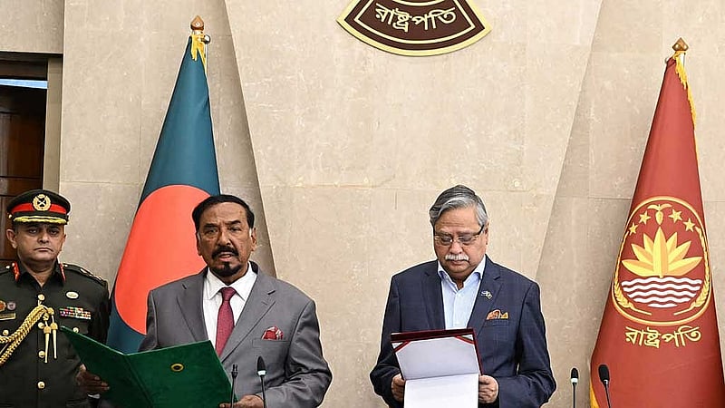 ত্রয়োদশ সংসদের স্পিকার হিসেবে শপথ নিচ্ছেন হাফিজ উদ্দিন আহমদ।