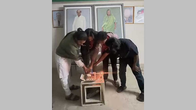 মাদারীপুরের কালকিনি উপজেলা আওয়ামী লীগের কার্যালয় খুলে কেক কাটেন নিষিদ্ধ ছাত্রলীগের কয়েকজন নেতাকর্মী।