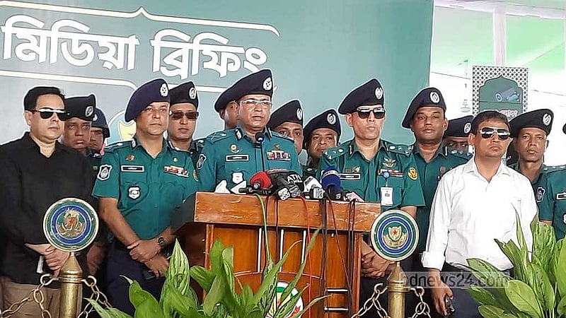 ঈদগাহের নিরাপত্তা প্রস্তুতি নিয়ে ব্রিফিংয়ে ঢাকার পুলিশ কমিশনার হাবিবুর রহমান।