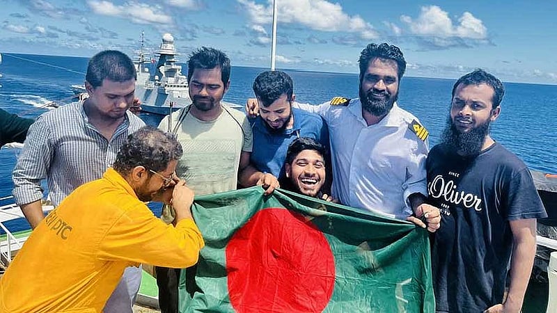 ১৫ এপ্রিল জিম্মি দশা থেকে মুক্তির পর উচ্ছ্বসিত নাবিকরা।