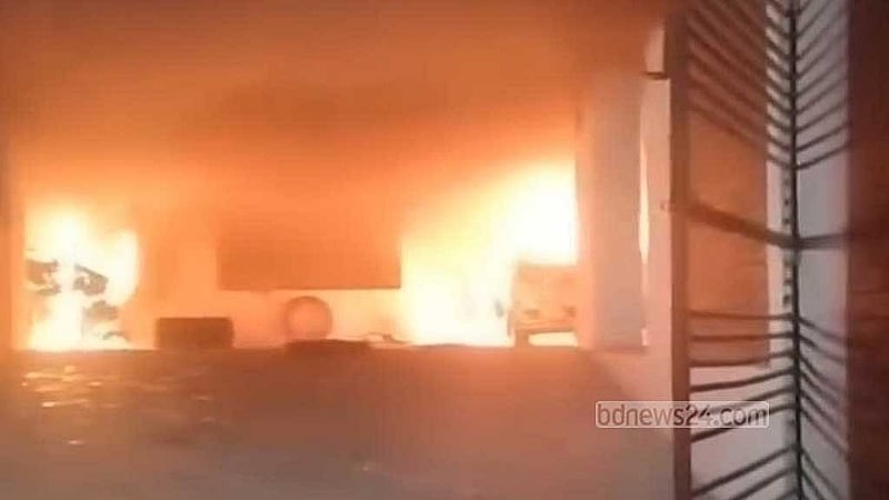 চট্টগ্রামে বিএনপি নেতা শাহাদাত হোসেনের বাসায় শনিবার রাতে হামলা ও অগ্নিসংযোগ করা হয়।