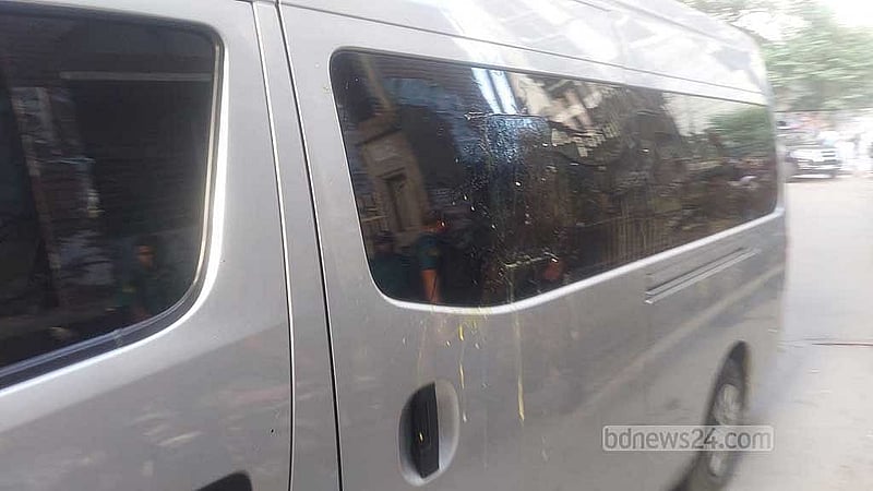 ইনু ও মেননকে বহনকারী মাইক্রোবাসে লেগে আছে ডিম