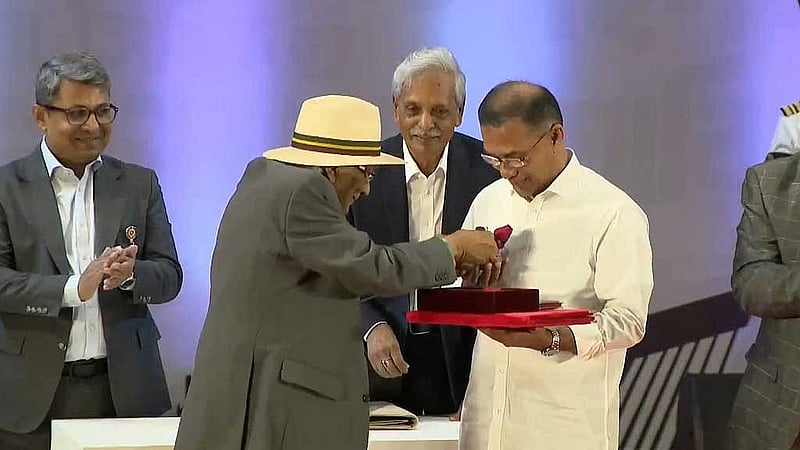প্রধানমন্ত্রীর হাত থেকে পদক নেওয়ার আগে তাকে লাল গোলাপ উপহার দেন শফিক রেহমান।