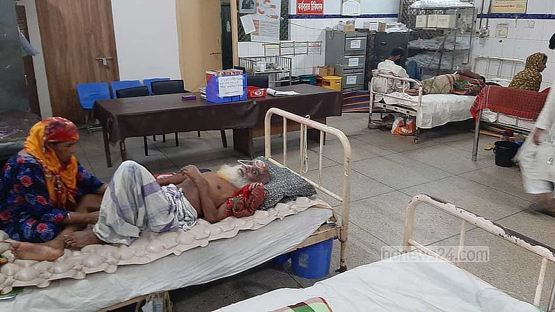 নার্সদের কর্মবিরতিতে, চার ঘণ্টা সেবা পাননি ঢাকা মেডিকেল কলেজ হাসপাতালের বিভিন্ন ওয়ার্ডে ভর্তি রোগীরা