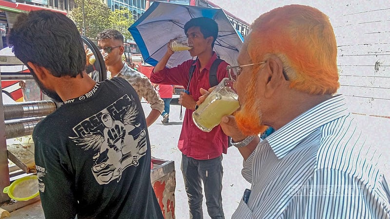 বাইরের খোলা ফলের রস খাওয়ার বিপদ অজানা নয় মানুষের। এই ঝুঁকি উপেক্ষা করছে মানুষ। অধ্যাপক আব্দুল্লাহও এই ঝুঁকির কথা স্মরণ করিয়ে দিয়েছেন