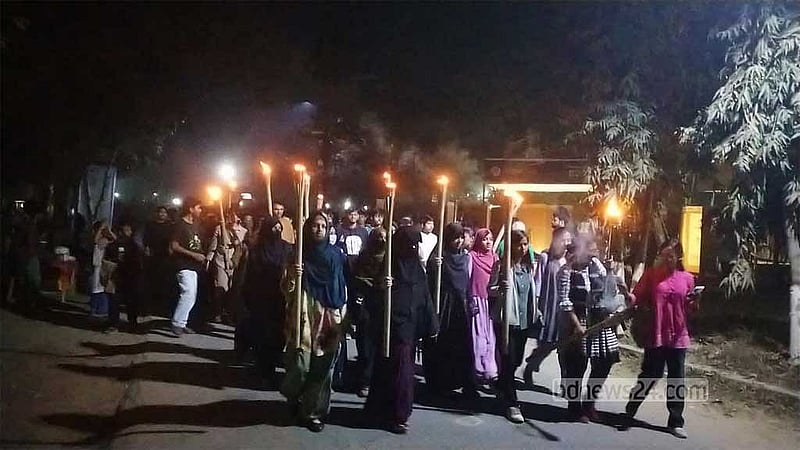 শাহাজালাল বিজ্ঞান ও প্রযুক্তি বিশ্ববিদ্যালয়ের শিক্ষার্থীদের মশাল মিছিলটি ক্যাম্পাসের গোলচত্বর থেকে শুরু হয়ে বিশ্ববিদ্যালয়ের গুরুত্বপূর্ণ সড়কগুলো প্রদক্ষিণ করে। 