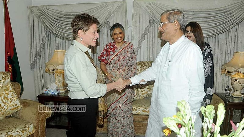বাংলাদেশে জাতিসংঘের আবাসিক সমন্বয়ক গোয়েন লুইস এবং বিএনপি মহাসচিব মির্জা ফখরুল ইসলাম আলমগীর