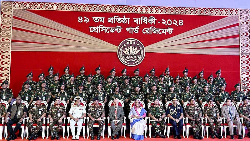 প্রধানমন্ত্রী শেখ হাসিনা রোববার ঢাকা সেনানিবাসে প্রেসিডেন্ট গার্ড রেজিমেন্ট এর প্রতিষ্ঠাবার্ষিকীর অনুষ্ঠানে ঊর্ধ্বতন কর্মকর্তাদের সঙ্গে ফটো সেশনে অংশ নেন। ছবি: পিআইডি।