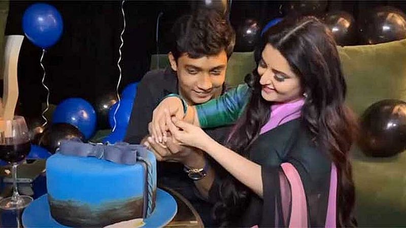 পরীমনির সঙ্গে গোলাম সাকলায়েনের এই ছবি ভাইরাল হয়েছিল ফেইসবুকে।