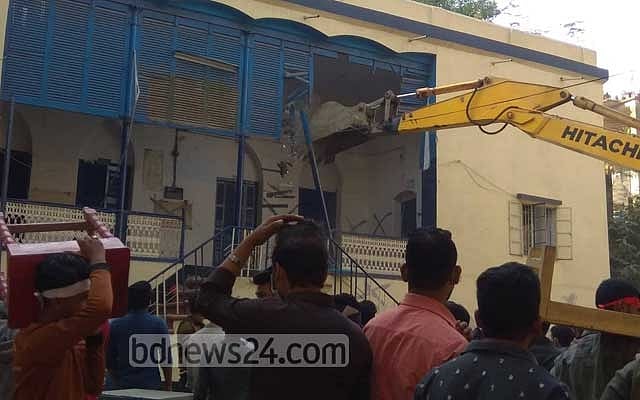 ২০২১ সালের ৪ জানুয়ারি চট্টগ্রামের রহমতগঞ্জ এলাকায় ব্রিটিশবিরোধী আন্দোলনের স্মৃতি বিজড়িত যাত্রামোহন সেনগুপ্তর বাড়ির সামনের অংশ বুলডোজার দিয়ে ভেঙে ফেলা হয়।