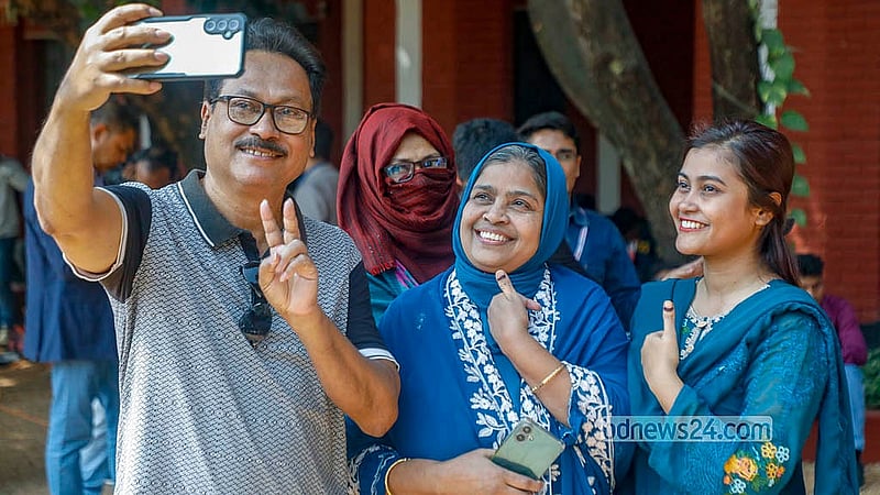 ত্রয়োদশ সংসদ নির্বাচনের ভোটকেন্দ্রে একটি পরিবারের উচ্ছ্বাস।