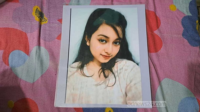 নিজের কাছে থাকা কয়েকটি ছবি দেখে স্মৃতি হাতড়ান বাবা আবুল হোসেন।