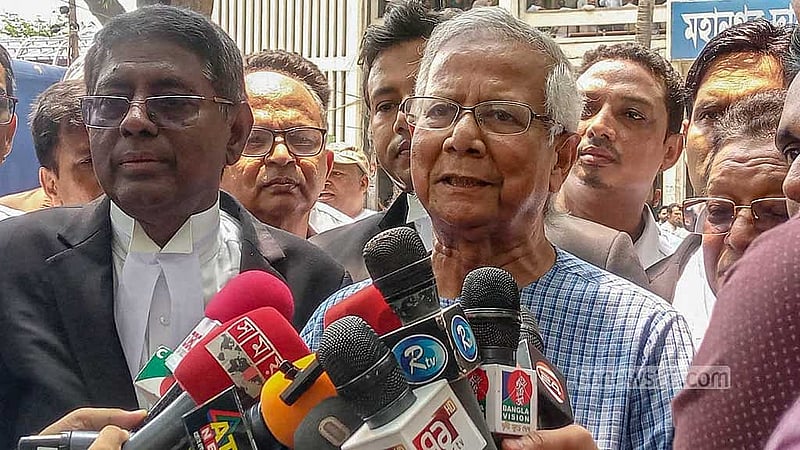 ২০২৪ সালের ১২ জুন গ্রামীণ টেলিকমের শ্রমিক-কর্মচারীদের লভ্যাংশের টাকা আত্মসাতের মামলায় অভিযোগ গঠনের পর ঢাকার আদালতে সাংবাদিকদের মুখোমুখি মুহাম্মদ ইউনূস।