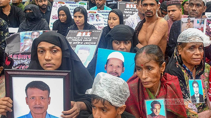 বিএনপির আন্দোলনে নিহত ও নিখোঁজদের স্মরণ সভায় ভুক্তভোগী পরিবারগুলো তাদের প্রিয়জনদের ছবি হাতে নিয়ে আসেন।