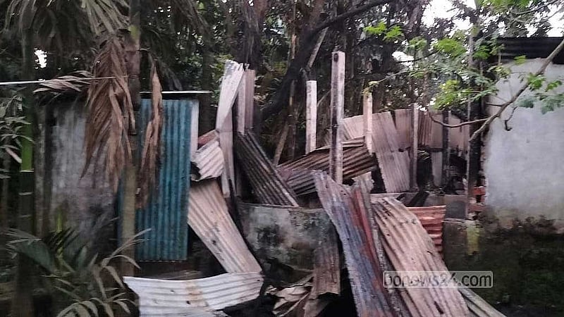 যুবদল নেতার মৃত্যুর খবর ছড়িয়ে পড়লে উত্তেজিত কর্মীরা প্রতিপক্ষের ব্যবসা প্রতিষ্ঠান ভাঙচুর ও বাড়িতে অগ্নিসংযোগ করেছেন।