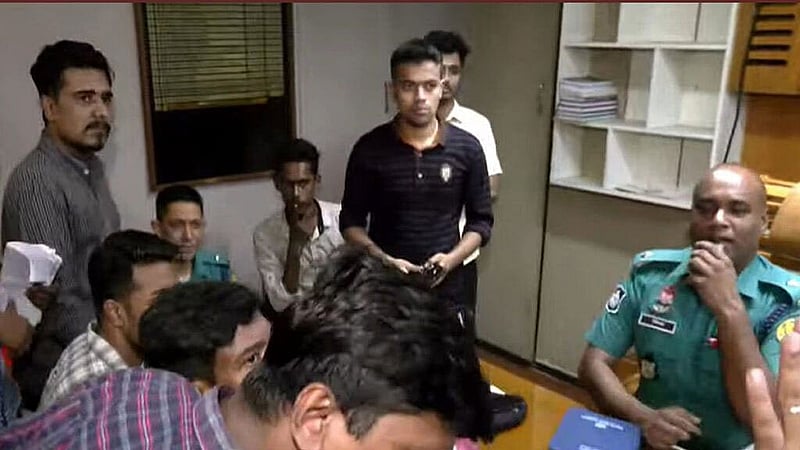 সন্ত্রাসীদের বিরুদ্ধে ব্যবস্থা নেওয়ার দাবি জানিয়ে মোহাম্মদপুরবাসীর পক্ষ থেকে মোহাম্মদপুর থানায় শনিবার ৫ দফা দাবি জানানো হয়।