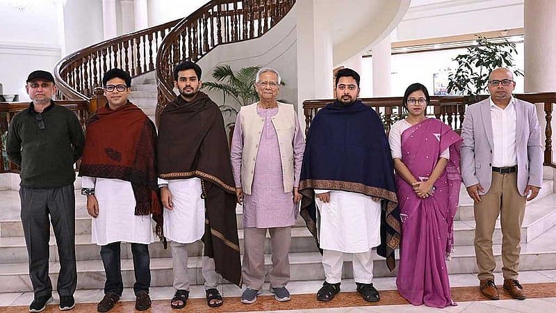 প্রধান উপদেষ্টা মুহাম্মদ ইউনূসের সঙ্গে সোমবার রাষ্ট্রীয় অতিথি ভবন যমুনায় গিয়ে সাক্ষাৎ করে নাহিদ ইসলামের নেতৃত্বে এনসিপির প্রতিনিধি দল। ছবি: পিআইডি।