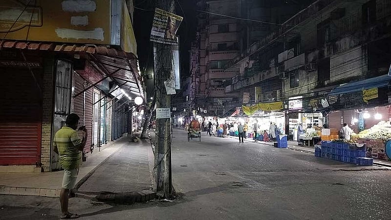 লুট আতঙ্কে ব্যবসা প্রতিষ্ঠান বন্ধ হয়ে যাচ্ছে আগেভাগে। ব্যবসার চিন্তা বাদ দিয়ে ব্যবসায়ীরা দোকানের পণ্যের সুরক্ষা নিয়ে চিন্তিত।