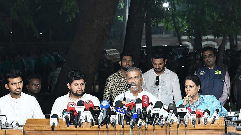 উপদেষ্টা পরিষদের জরুরি সভার পর শনিবার রাতে রাষ্ট্রীয় অতিথি ভবন যমুনার সামনে ব্রিফিংয়ে আইন উপদেষ্টা আসিফ নজরুল।