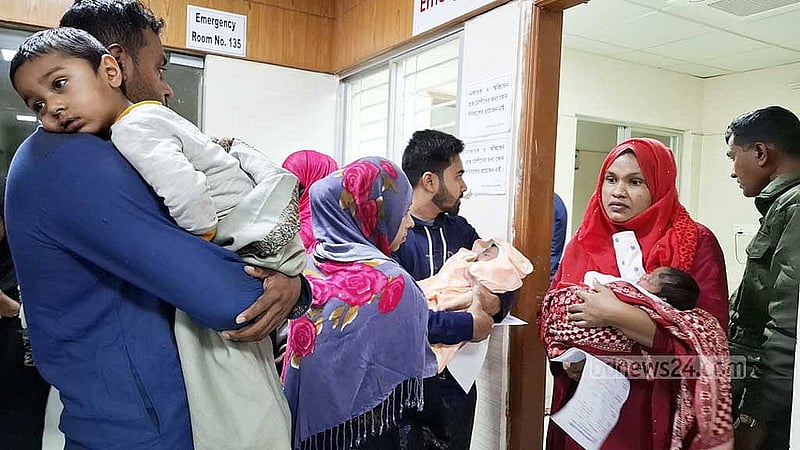 বাংলাদেশ শিশু হাসপাতাল ও ইনস্টিটিউটের জরুরি বিভাগের সামনে ভিড়।
