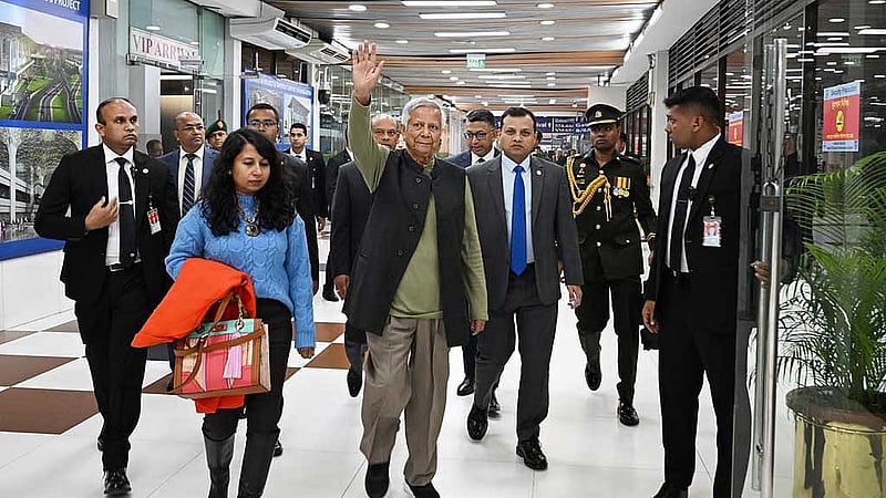 প্রধান উপদেষ্টা মুহাম্মদ ইউনূস সোমবার গভীররাতে রাতে ঢাকার শাহজালাল বিমানবন্দর থেকে দাভোসের উদ্দেশে রওনা হন। ছবি: পিআইডি