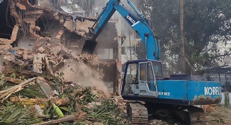 শেখ হাসিনা সরকারের পতনের ছয় মাস পর গুঁড়িয়ে দেওয়া হয় ধানমন্ডির ৩২ নম্বরের বঙ্গবন্ধুর বাড়ি।