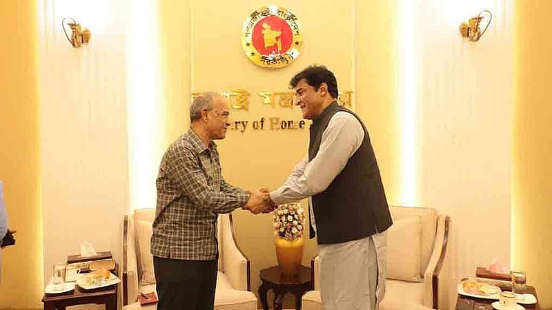 বাংলাদেশের সঙ্গে সরাসরি ফ্লাইট আবার চালুর প্রস্তাব দিয়েছে পাকিস্তান। সন্ত্রাস দমনেও সহযোগিতা করতে চায় তারা। 