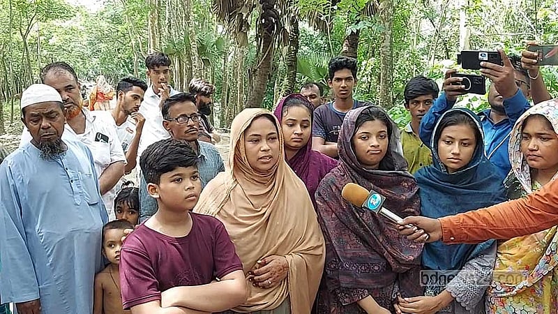 বরগুনায় গ্রামের বাড়িতে সোহাগের স্ত্রী, দুই ছেলে-মেয়ে ও স্বজনরা। 