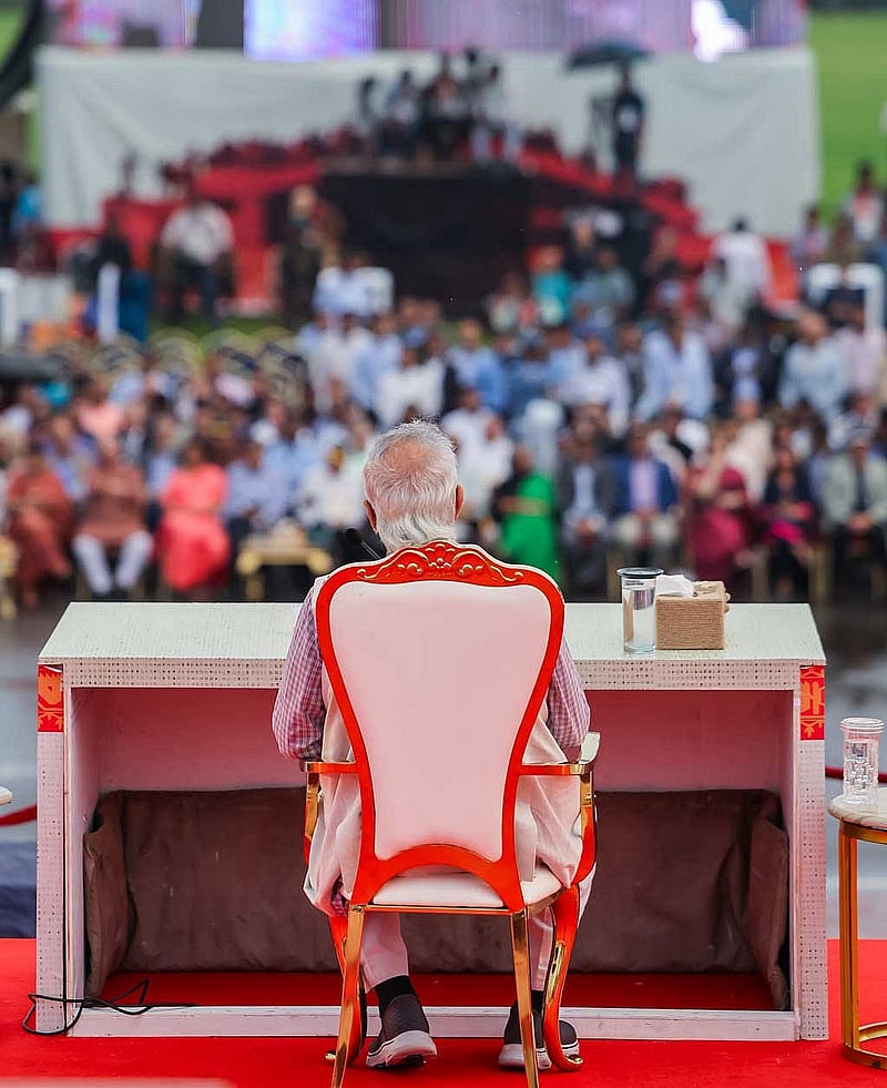 জাতীয় সংসদের দক্ষিণ প্লাজায় ১৭ সেপ্টেম্বর খোলা আকাশের নিচে আয়োজিত জুলাই জাতীয় সনদ স্বাক্ষর অনুষ্ঠানে প্রধান উপদেষ্টা মুহাম্মদ ইউনূস। ছবি: প্রধান উপদেষ্টার কার্যালয়