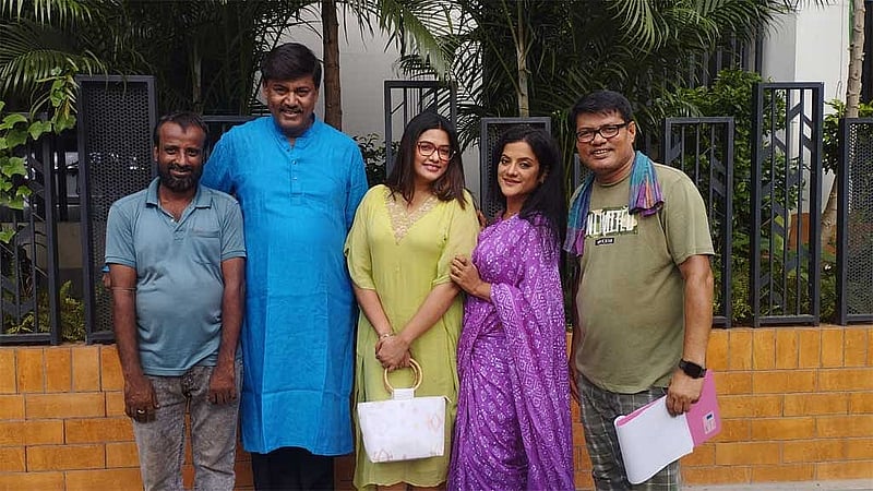 'গৃহলক্ষ্মী' নাটকের শুটিংয়ে নির্মাতা ও শিল্পীরা   