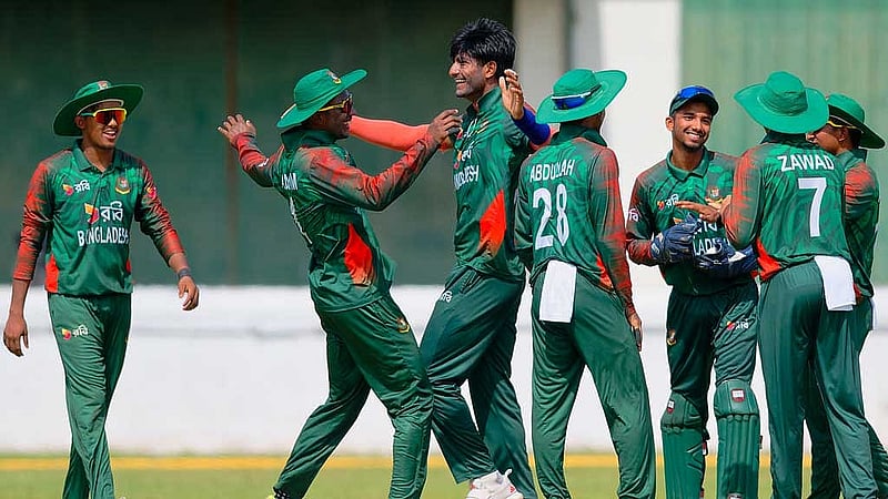 বড় পুঁজির পর বোলাররা দাঁড়াতে দেননি লঙ্কান ব্যাটিংকে। ছবি: শ্রীলঙ্কা ক্রিকেট।