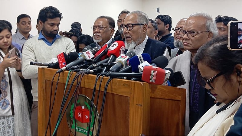 বিএনপির নির্বাচন পরিচালনা কমিটির চেয়ারম্যান নজরুল ইসলাম খান রোববার আবার ভোটার স্থানান্তর নিয়ে ইসিতে অভিযোগ করেন।