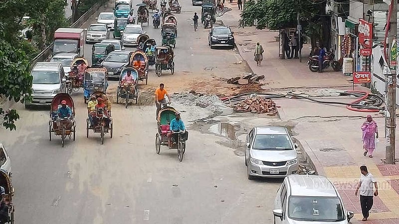 রাজধানীর সাতমসজিদ সড়কে মঙ্গলবার হঠাৎ বড় গর্ত তৈরি হয়। পরবর্তীতে সেটি ভরাট করে দিলে যানবাহন চলাচল স্বাভাবিক হয়।