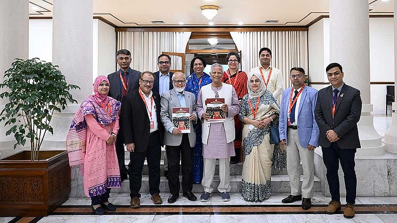 ঢাকায় রাষ্ট্রীয় অতিথি ভবন যমুনায় প্রধান উপদেষ্টার কাছে চূড়ান্ত প্রতিবেদন হস্তান্তর করেন স্থানীয় সরকার সংস্কার কমিশনের সদস্যরা। ছবি: পিআইডি