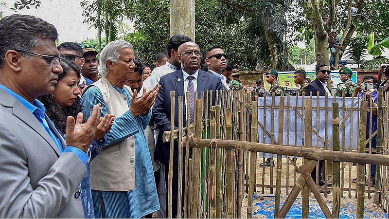 ২০২৪ সালের ১০ অগাস্ট রংপুরের পীরগঞ্জের জাফরপাড়া গ্রামে আবু সাঈদের কবর জিয়ারত করেন অন্তর্বর্তী সরকারের প্রধান উপদেষ্টা মুহাম্মদ ইউনূস। ছবি: পিআইডি