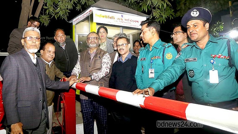 বিশ্ববিদ্যালয়ের সাতটি প্রবেশ পথে ব্যারিকেড দিয়ে গাড়ি প্রবেশ নিয়ন্ত্রণ কার্যক্রম শুক্রবার শুরু হয়েছে।