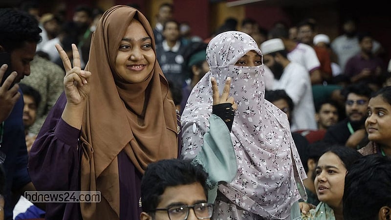বাঁ থেকে সামিয়া জাহান ও সাইয়িদা হাফছা