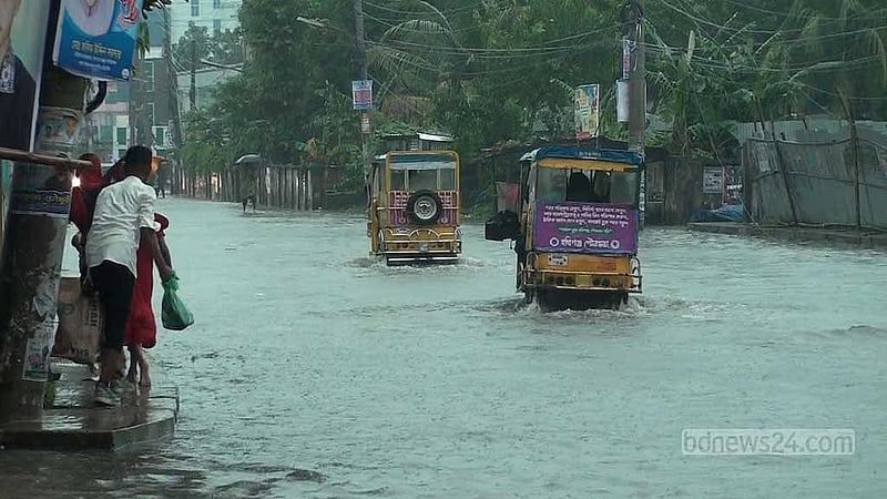 হবিগঞ্জ শহরের পানি উন্নয়ন বোর্ডের সামনে প্রধান সড়ক তলিয়ে গেছে।