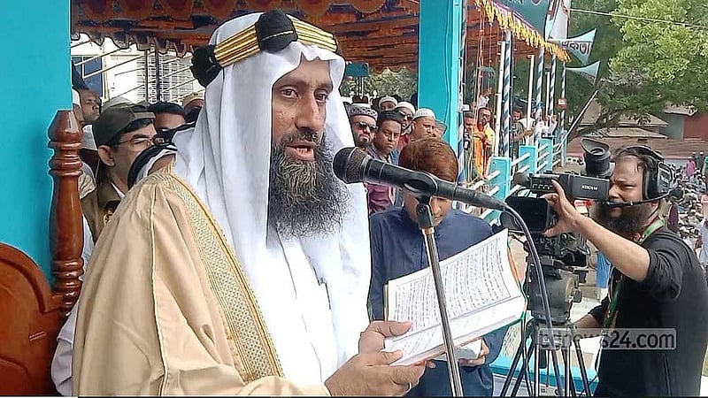ঈদ জামাত পরিচালনা করেন স্থানীয় বড় বাজার মসজিদের খতিব মাওলানা আবুল খায়ের মো. সাইফুল্লাহ।