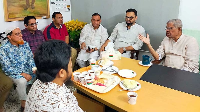 ঢাকার গুলশানে বিএনপি চেয়ারপারসনের কার্যালয়ে ক্রীড়া সংগঠক ও ক্রীড়াবিদদের সঙ্গে ঈদের শুভেচ্ছা বিনিময় করেন দলের মহাসচিব মির্জা ফখরুল ইসলাম আলমগীর।
