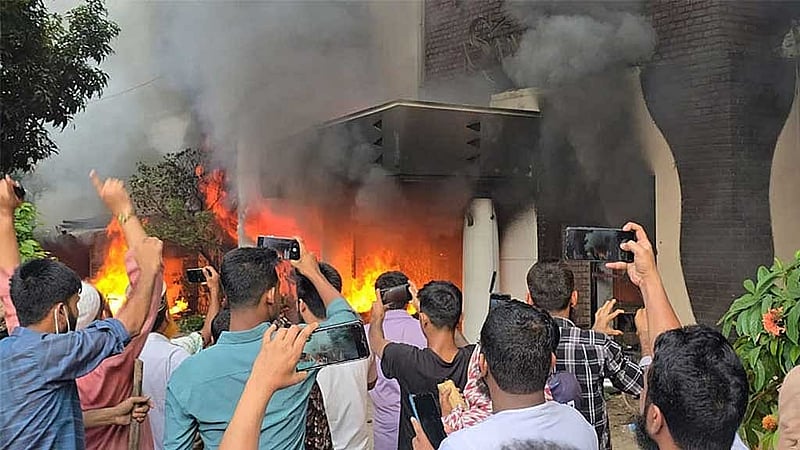 আগুনে জ্বলছে ধানমন্ডি ৩২ নম্বরে বঙ্গবন্ধু স্মৃতি জাদুঘর।