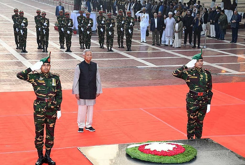 ঢাকার মিরপুরে শহীদ বুদ্ধিজীবী স্মৃতিসৌধে শনিবার সকালে শ্রদ্ধা জানান প্রধান উপদেষ্টা মুহাম্মদ ইউনূস। ছবি: পিআইডি