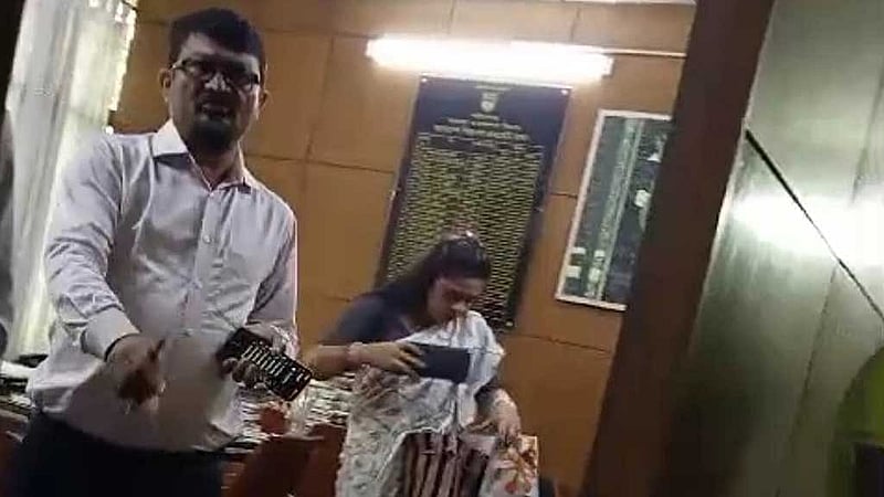 সহকর্মীদের বিক্ষোভের সময় শিল্পকলা একাডেমিতে তার অফিসে অবস্থান করছিলেন জ্যোতিকা জ্যোতি।