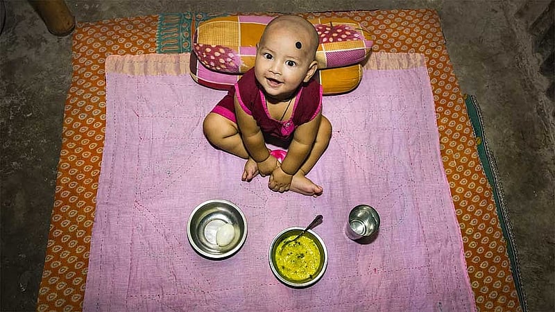দ্রব্যমূল্যের চাপে সন্তানকে নিয়মিত পুষ্টিকর খাবার দিতে পারছেন না অনেকস বাবা-মা। ছবি ইউনিসেফ।