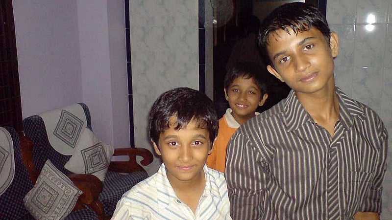তিন ভাই- দীপ্ত (ডানে), মুগ্ধ (বাঁয়ে), স্নিগ্ধ (পেছনে)। 
