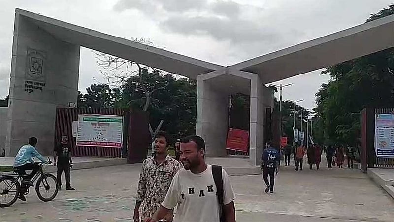 রংপুর বেগম রোকেয়া বিশ্ববিদ্যালয়ের ফটক। যার অদূরে ২০২৪ সালের ১৬ জুলাই গুলিতে নিহত হন আবু সাঈদ। 
