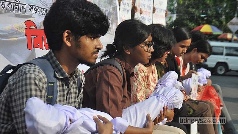 হামে কয়েকশত শিশুর মৃত্যুর ঘটনায় সাবেক অন্তর্বর্তী সরকারের প্রধান উপদেষ্টা ও স্বাস্থ্য উপদেষ্টার বিচার দাবিতে গেল ৬ মে ঢাকা বিশ্ববিদ্যালয়ের রাজু ভাস্কর্য চত্ত্বরে সমাবেশ করে বিপ্লবী ছাত্রমৈত্রী।